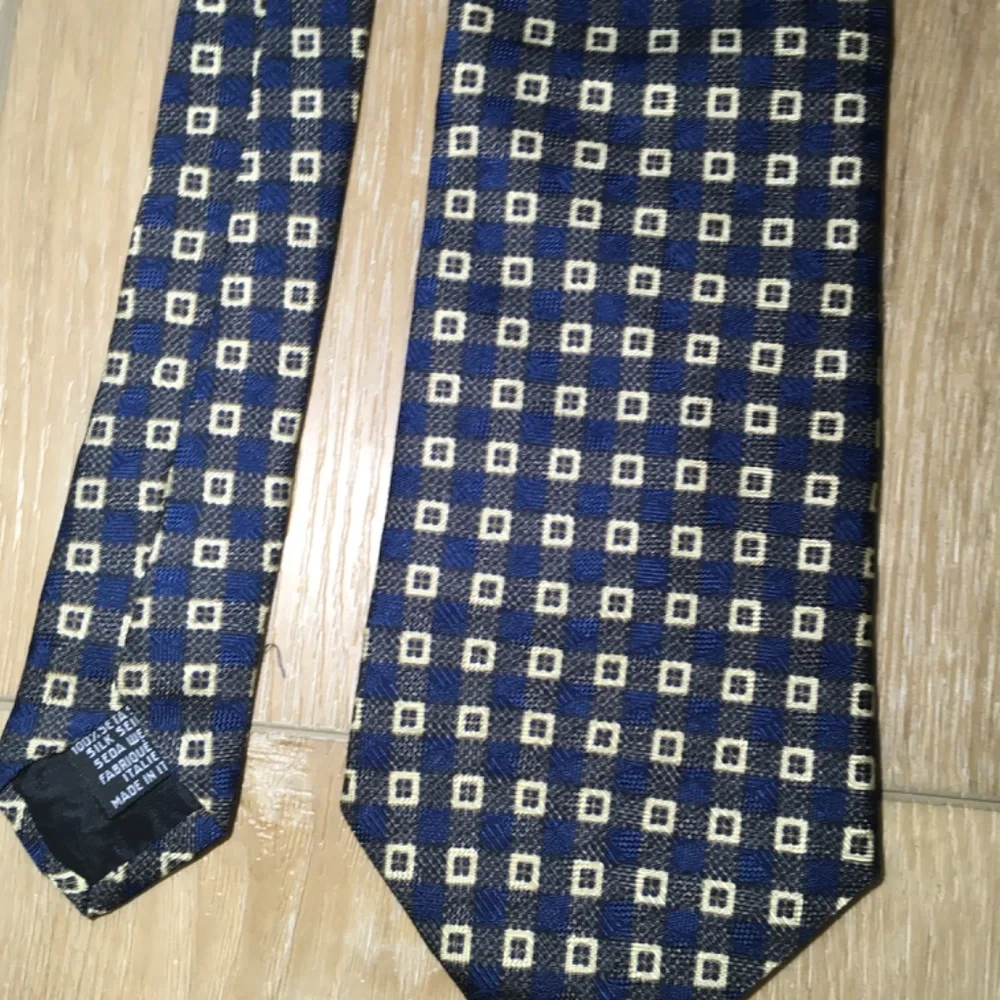 Hugo Boss tie - Picture 2 of 5